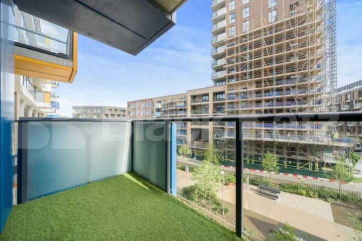 Modern Two-Bed Apartment in Central Park Development  in Greenwich Parkside Avenue SE10, Greenwich